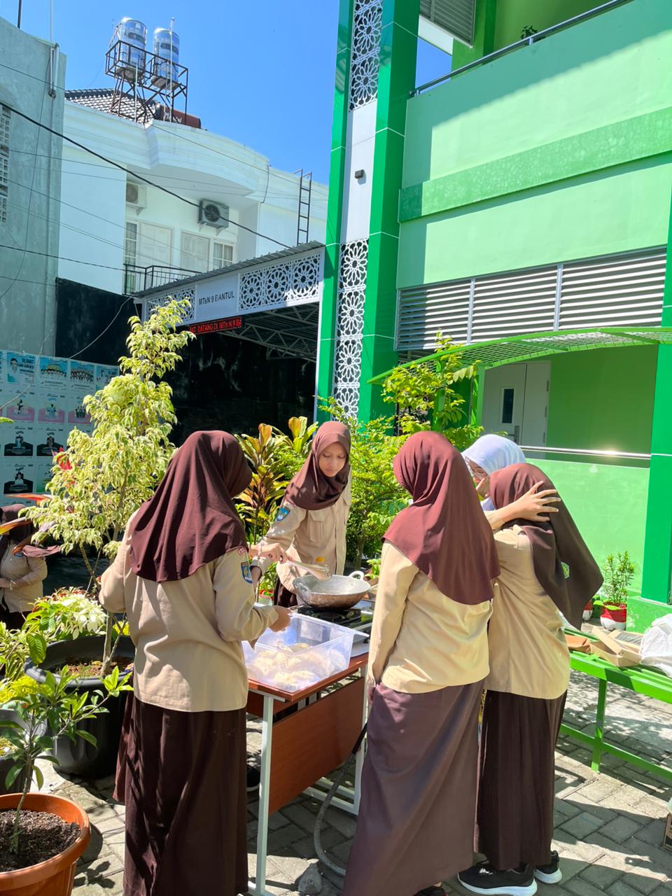 Seru dan Kreatif! Siswa Kelas IX Gelar Market Day Ujian Praktik Prakarya Olahan Protein Hewani